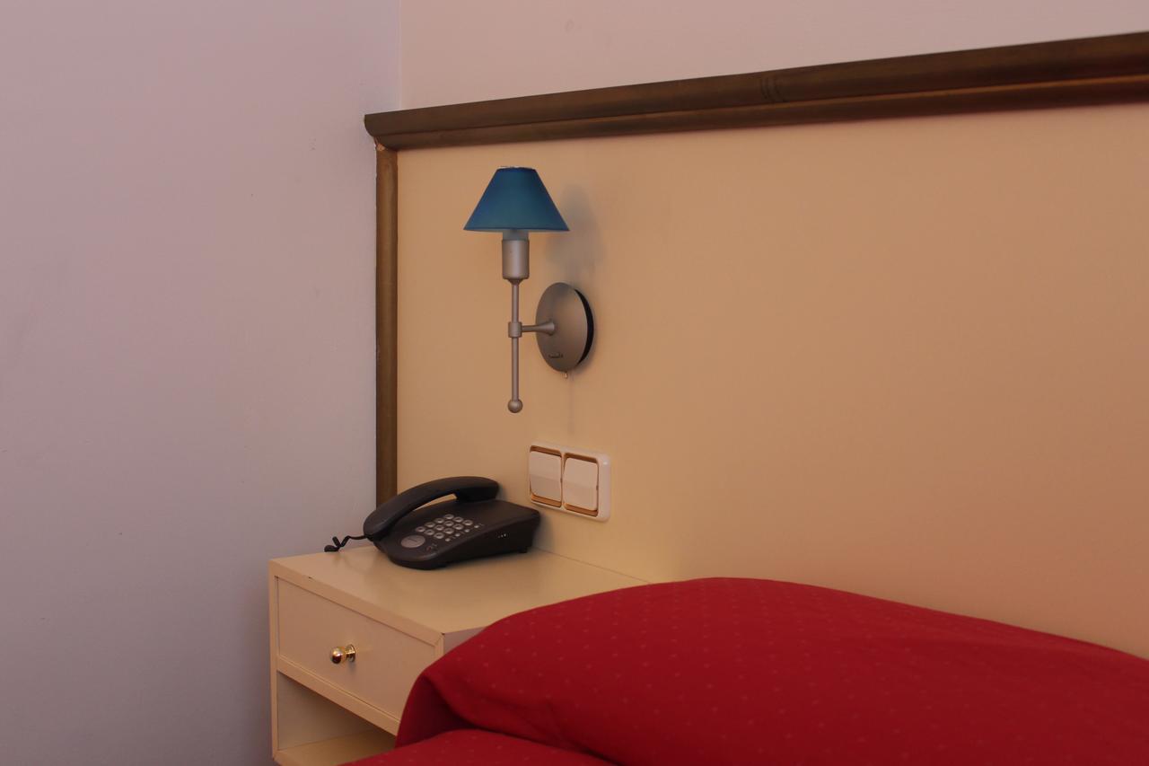Hotel Velilla Velilla de San Antonio Eksteriør bilde