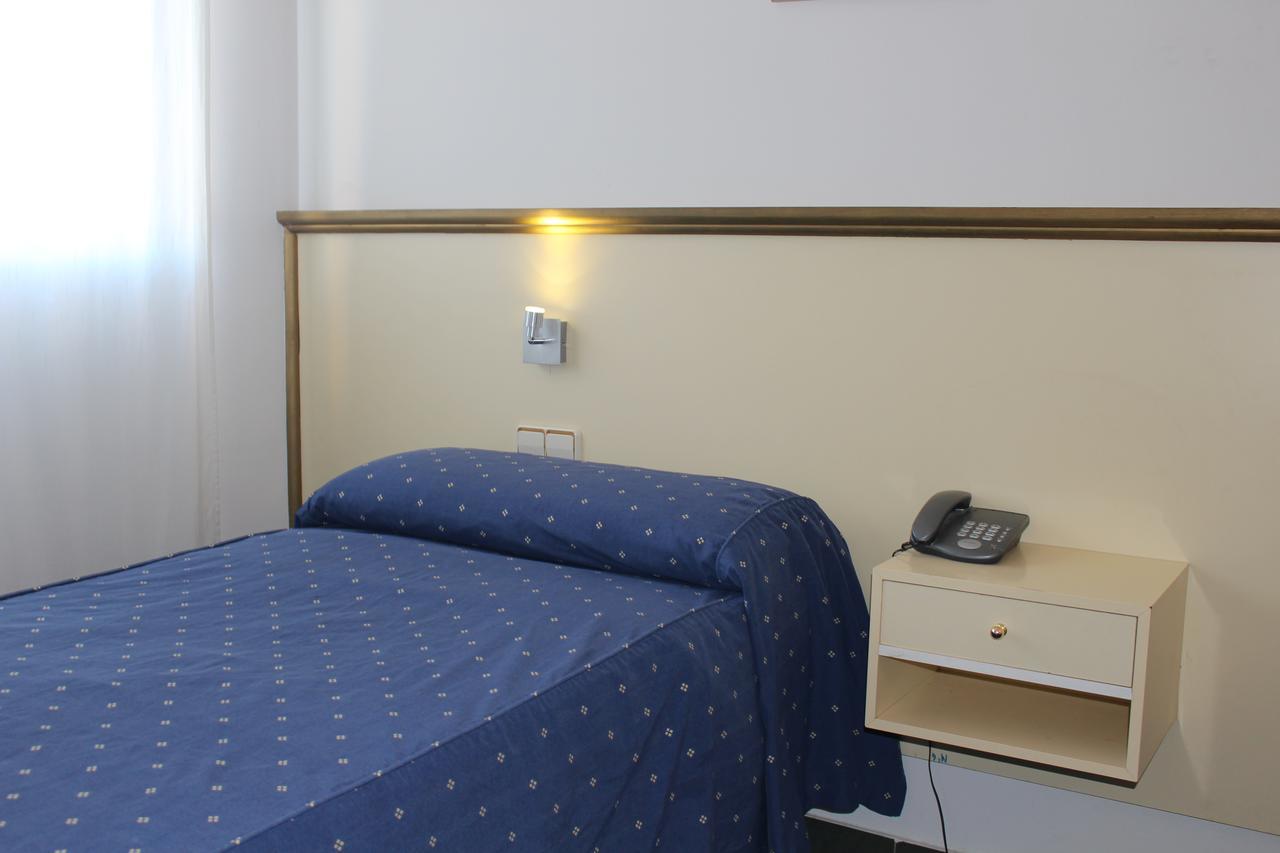 Hotel Velilla Velilla de San Antonio Eksteriør bilde