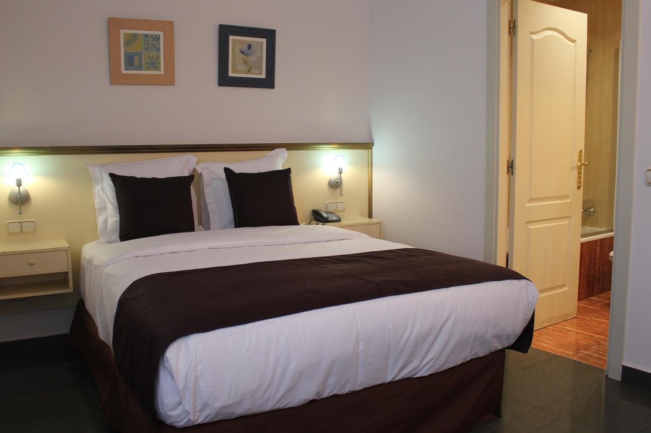 Hotel Velilla Velilla de San Antonio Eksteriør bilde