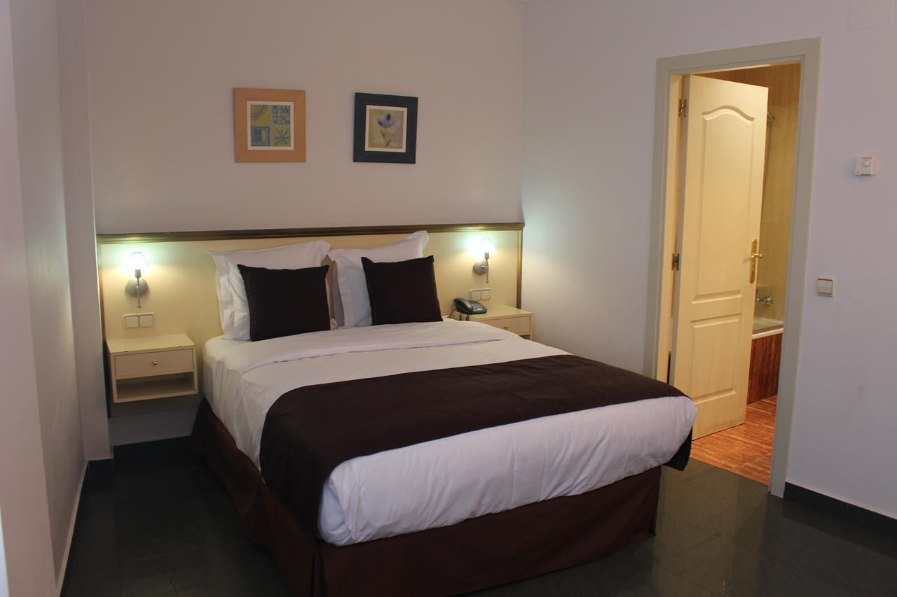 Hotel Velilla Velilla de San Antonio Eksteriør bilde