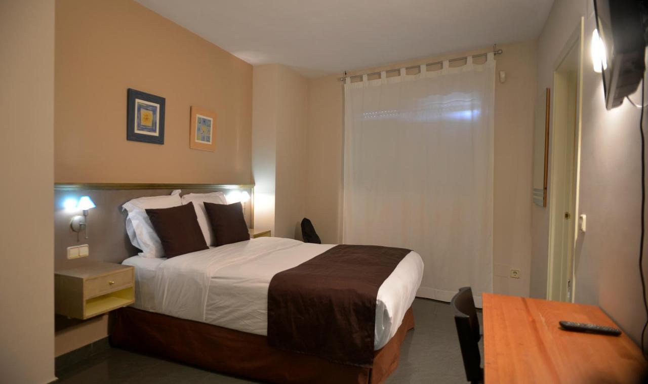 Hotel Velilla Velilla de San Antonio Eksteriør bilde