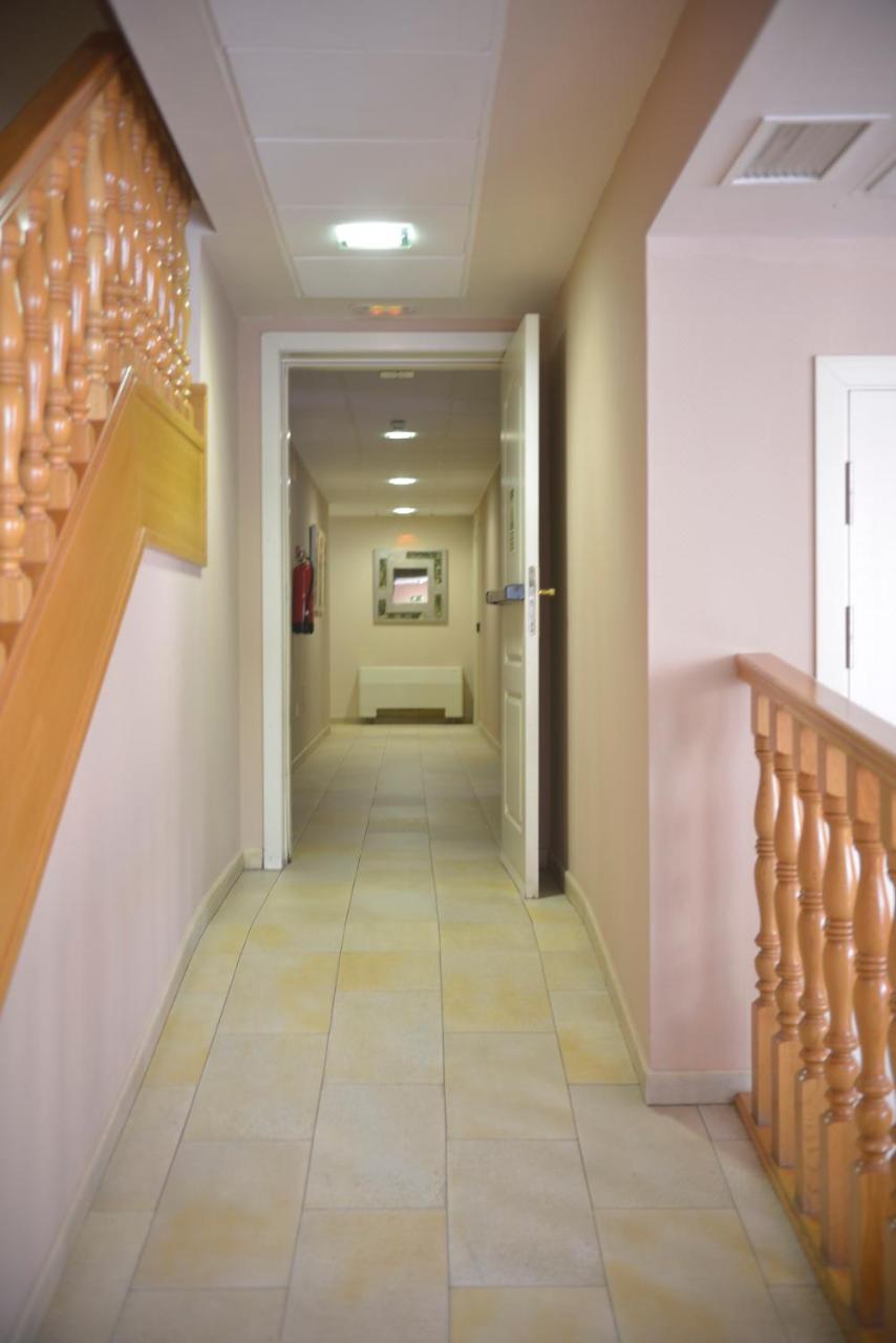 Hotel Velilla Velilla de San Antonio Eksteriør bilde